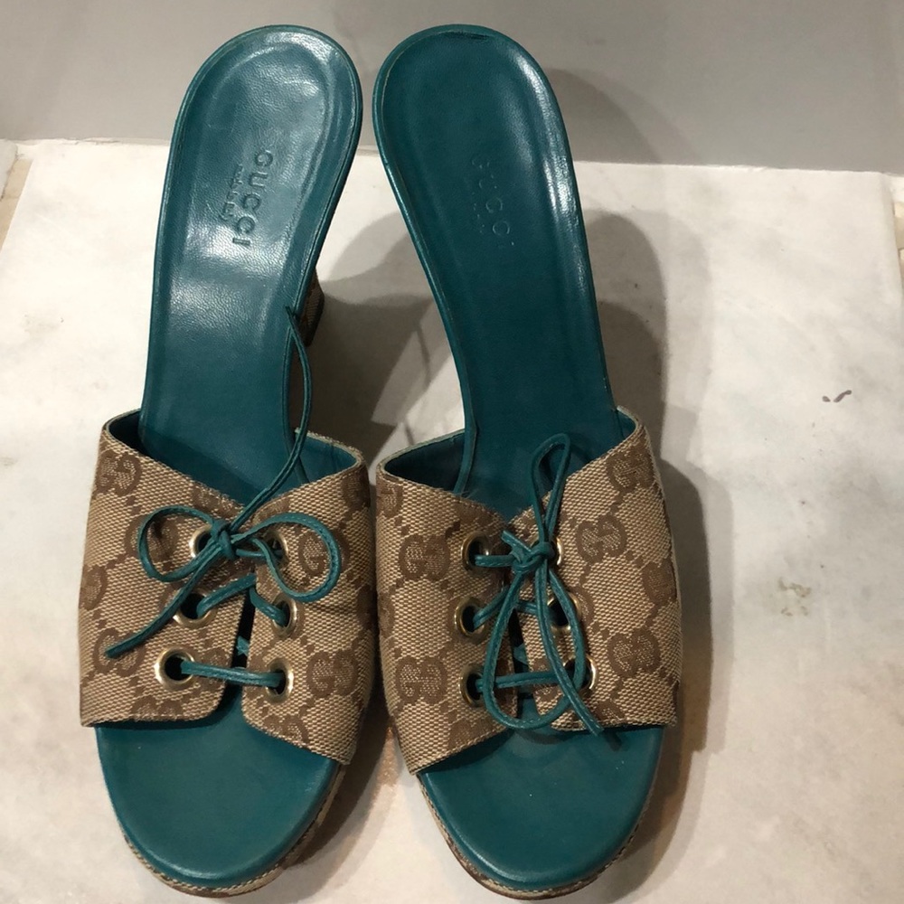 Vintage Gucci open toe turquoise sandals